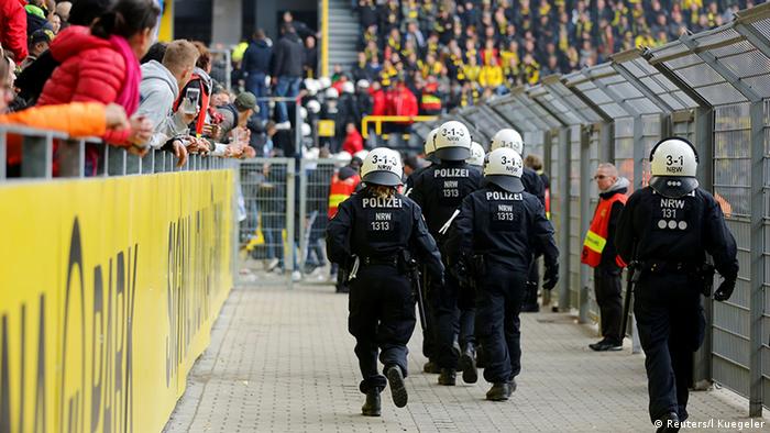 Fussball Bundesliga 9. Spieltag l Dortmund vs Hertha â 1:1 - Ausschreitungen (Reuters/l Kuegeler)