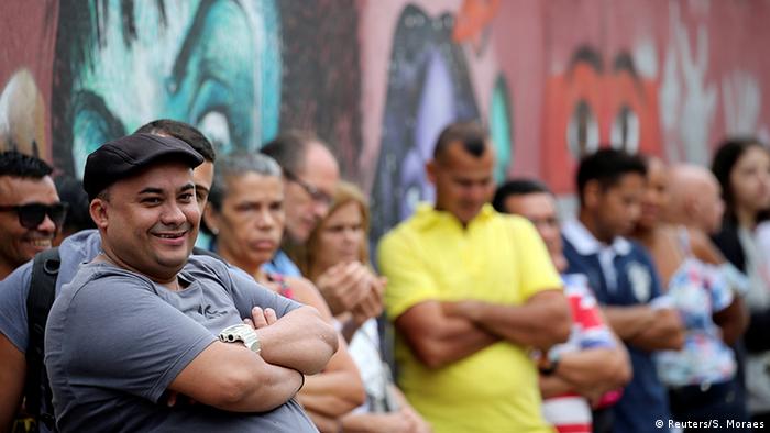 Segunda vuelta presidencial en Brasil: electores hacen fila para votar. (Reuters/S. Moraes)