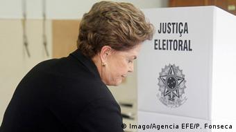 Ex-presidente Dilma Rousseff diante de uma urna eleitoral