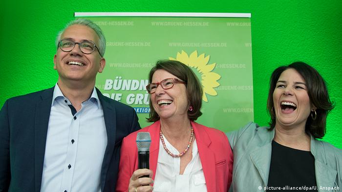 Deutschland - Landtagswahl Hessen - Reaktion Bündnis90/Die Grünen - Tarek Al-Wazir, Priska Hinz, Annalena Baerbock (picture-alliance/dpa/U. Anspach)