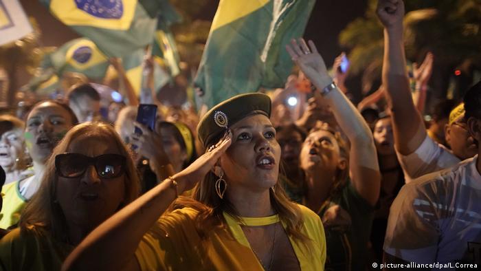 Partidários de Bolsonaro comemoram vitória eleitoral no fim de outubro, Rio de Janeiro
