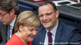Angela Merkel und Jens Spahn (picture-alliance/dpa/M. Kappeler)