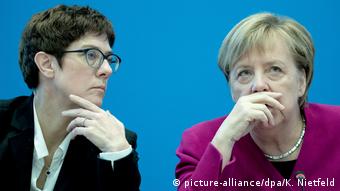 Angela Merkel und Annegret Kramp-Karrenbauer (picture-alliance/dpa/K. Nietfeld)