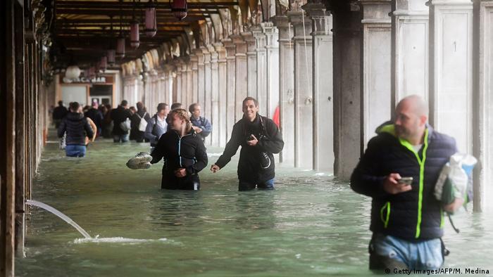 Туристи біля затопленої площі Святого Марка у Венеції