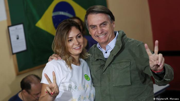 Primeira-dama Michelle Bolsonaro diz que testou negativo para covid-19. Presidente Jair Bolsonaro continua em quarentena