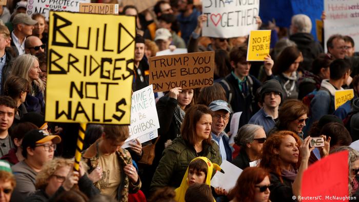 Protesta contra Trump tras la masacre en una sinagoga de Pittsburgh, Estados Unidos.