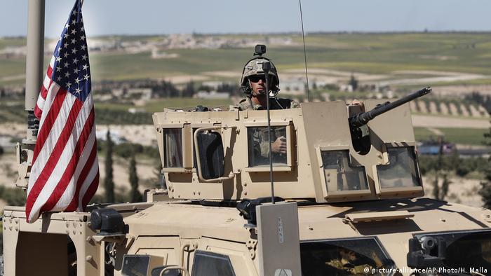 Syrien Manbidsch US Patrouille (picture-alliance/AP Photo/H. Malla)