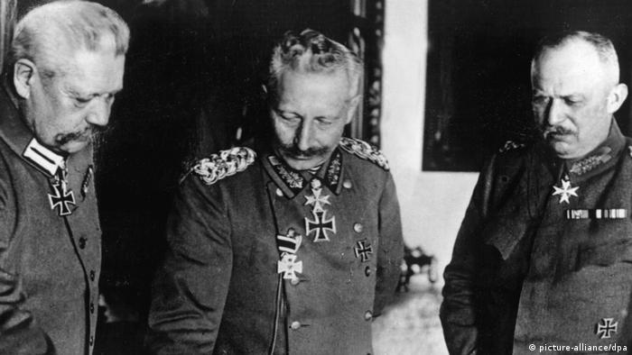 Ladeado pelos generais Von Hindenburg (esq.) e Ludendorff, imperador Guilherme 2º estuda um mapa