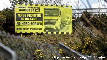 Щит на границе между Ирландией и Северной Ирландией с призывом не устанавливать жесткую границу