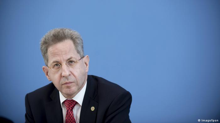 Hans-Georg Maassen sits in front of a blue wall (Imago/Ipon)