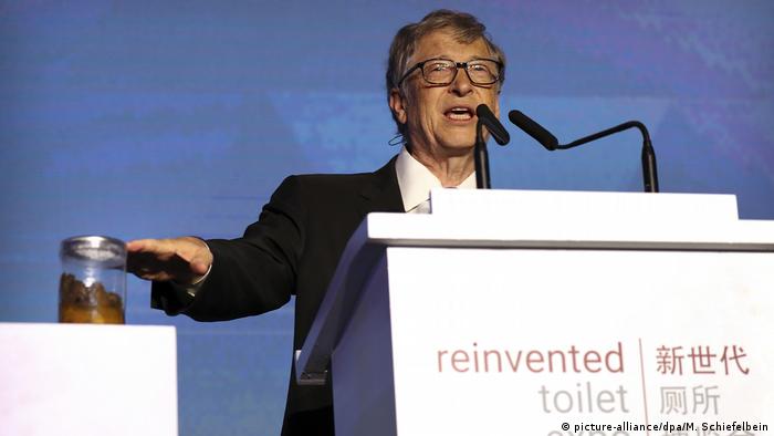 China, Beijing: Bill Gates eröffnet Reinvented Toilet Expo (picture-alliance/dpa/M. Schiefelbein)