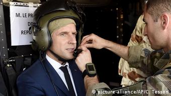 Präsident Emmanuel Macron bei einer Militäreinsatz (picture-alliance/AP/C. Tesson)
