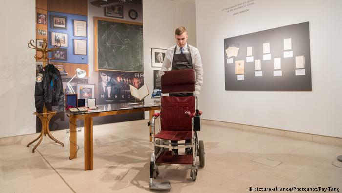 UK Stephen Hawking - Auktion bei Christie's (picture-alliance/Photoshot/Ray Tang)