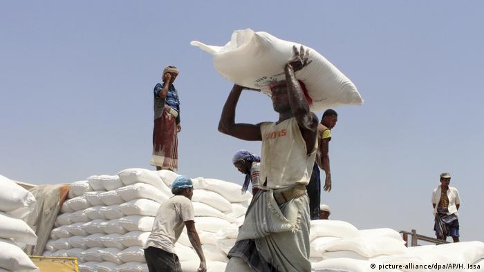Jemen | Lebensmittelausgabe (picture-alliance/dpa/AP/H. Issa)