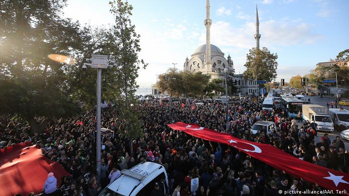 Türk bayrağı taşıyan binlerce İstanbullu, Atatürk'ün öldüğü Dolma Bahçe Sarayı'na doğru yürüyor