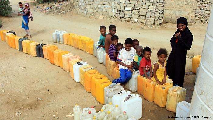 10 Kasım 2018'de Hudeyde'de çekilen bir fotoğraf. Çocuklar içme suyu bekliyor