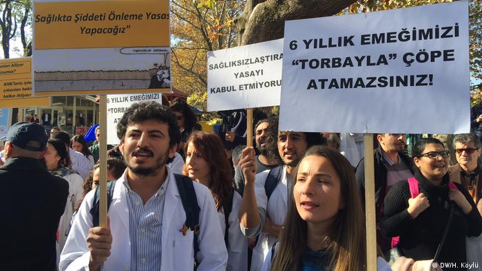 Doktorlar dün Ankara'da eylem düzenledi 