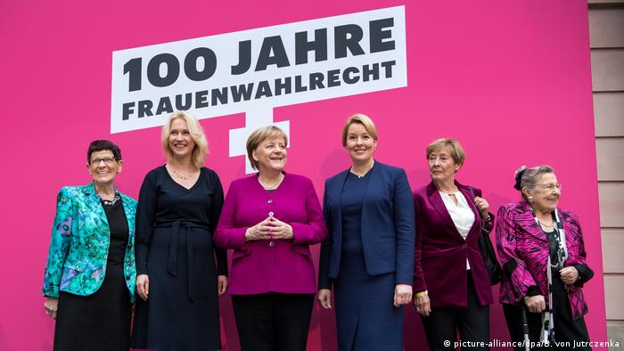 Merkel com outras políticas em evento pelo centenário da conquista do direito ao voto