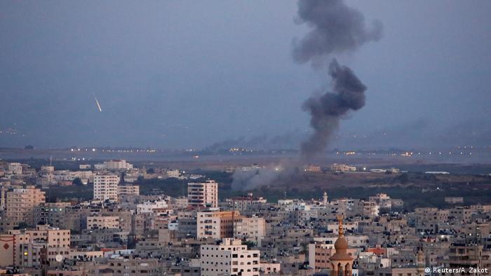 Gazze'ye Pazartesi günü düzenlenen İsrail saldırılarından bir kare