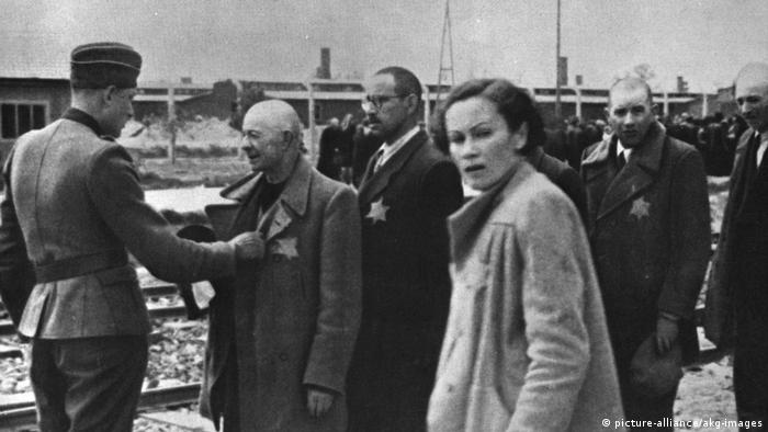 1944: Унгарски евреи при пристигането си в Аушвиц