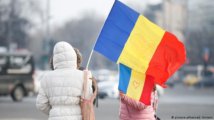 Rumänien, Vitoriei: Demonstranten am Vicgtory Platz (picture-alliance/J. Arriens)