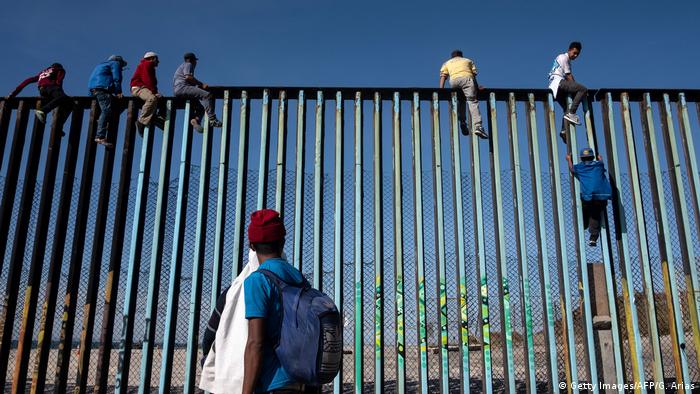 Se estima que el cerco que conforma la frontera entre México y EE. UU. tiene ocho metros de altura. Los migrantes quieren cruzarla cueste lo que cueste, ya que sueñan con poder llevar una vida digna en ese país. Pero detrás de la frontera los espera la política represiva de Donald Trump, que, como casi ningún otro gobierno estadounidense, continúa azuzando a la gente con su discurso antimigración.
