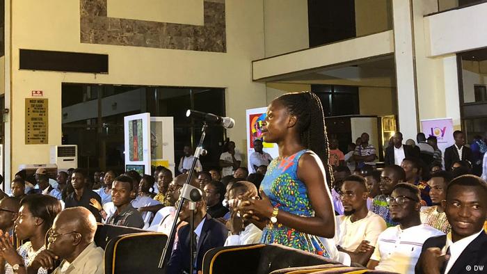 A young woman standing up to speak at a DW 77 Percent debate in Accra (DW)