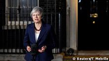 Die britische Premierministerin Theresa May gibt eine Erklärung vor der 10 Downing Street in London ab