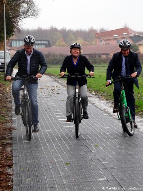 Três ciclistas percorrem a ciclovia solar. Entre eles, a ministra alemã do Meio Ambiente, Svenja Schulze