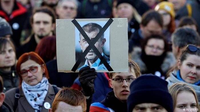 Перечеркнутый портрет премьер-министра Чехии Андрея Бабиша на уличной акции протеста
