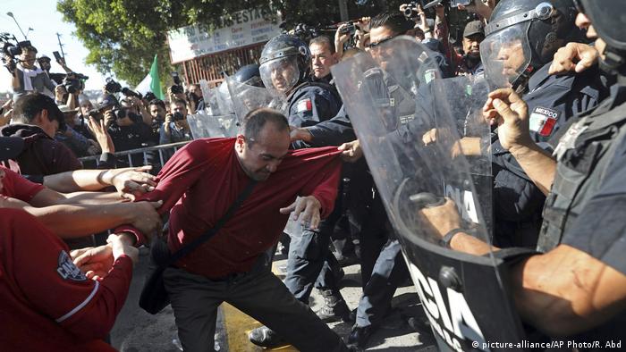 Polisle göstericiler arasında arbede çıktı