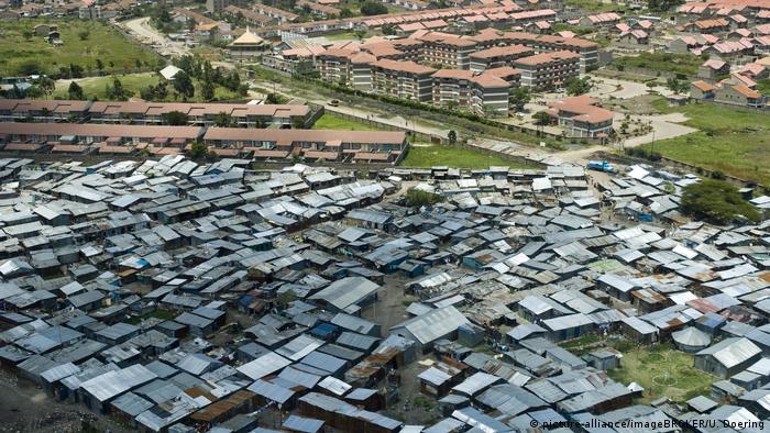  Kenia Slum und Apartmentsiedlung grenzen aneinander, Nairobi (picture-alliance/imageBROKER/U. Doering)