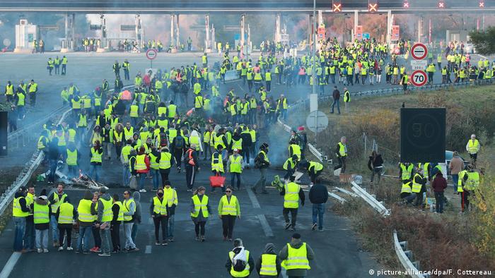 Frankreich Proteste gegen Erhöhung von Benzinsteuern (picture-alliance/dpa/F. Cottereau)