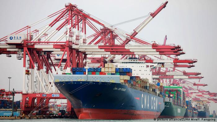 China Qingdao - Containerschiffe im Hafen (picture-alliance/ZUMA Wire/Y. Fangping)