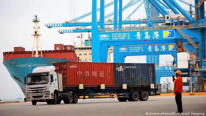 China Qingdao - Containerverladung im Hafen (picture-alliance/ZUMA Wire/Y. Fangping)
