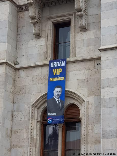 Transparent mit dem Bild von Nikola Gruevski (Hungarian Democratic Coalition)