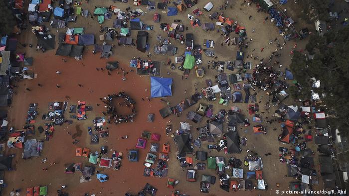 Foto aérea de acampamento improvisado de migrantes centro-americanos perto de uma travessia da fronteira entre México e EUA, em Tijuana