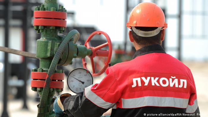 Сотрудник российской нефтедобывающей компании Лукойл на месторождении в Когалыме