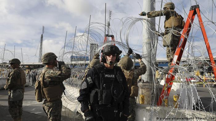Forças de seguranças dos EUA colocam arame farpado na cerca que marca a fronteira entre Estados Unidos e México