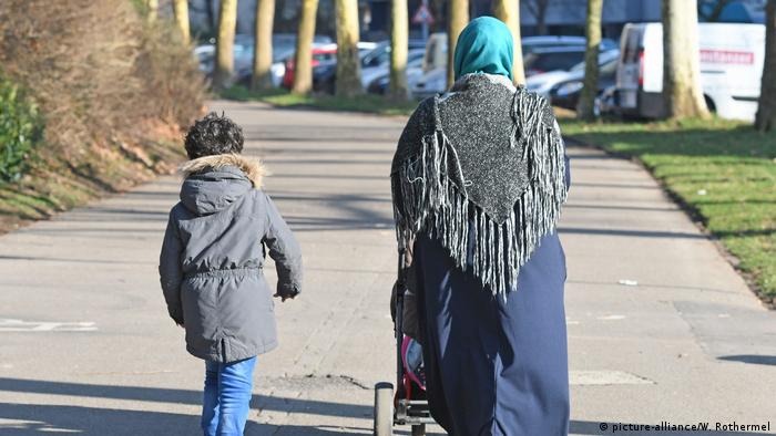 Symbolbild Schutzsuchende | Muslimische Frau mit Kind und Kinderwagen (picture-alliance/W. Rothermel)