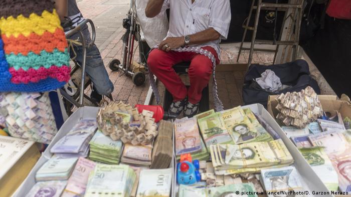 Encontrarse fajos de billetes de bolÃ­vares en la calle es normal. Muchas personas los desechan. Otros los usan como forma de subsistencia para sus familias. Esto no solo en CÃºcuta sino en diferentes ciudades en Colombia a las que se han desplazados los venezolanos.