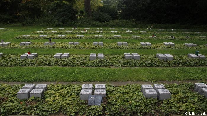 Foto de lápides conhecidas como pedras de descanso para mortos solitários em cemitério de Gelsenkirchen