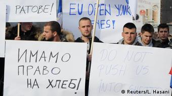 Πολίτες στο βόρειο Κοσσυφοπέδιο διαδηλώνουν κατά των δασμών, που οδήγησαν σε κατακόρυφη αύξηση των τιμών σε είδη πρώτης ανάγκης