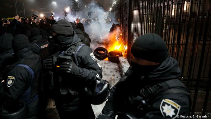 Ukrainische Sicherheitskräfte versuchen, die russische Botschaft in Kiew vor aufgebrachten Demonstranten zu schützen (Foto: Reuters/G. Garanich)