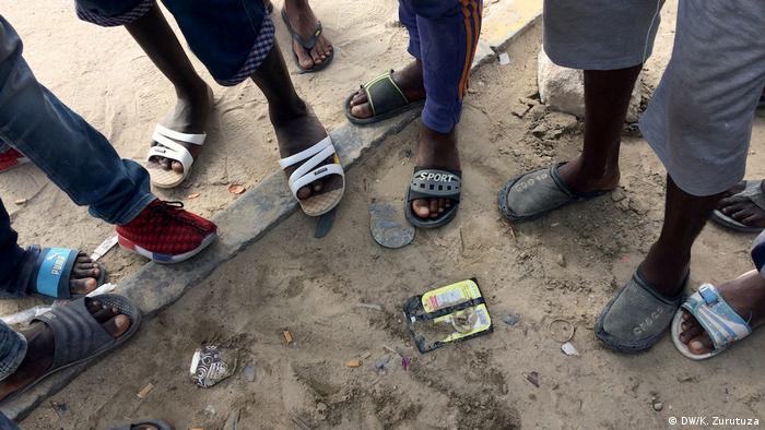 The feet of a group of migrants in Libya (DW/K. Zurutuza)