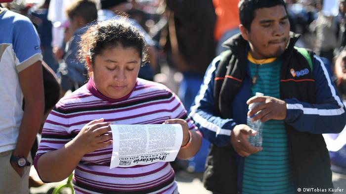 Algunos migrantes ya desisten de permanecer en el albergue del estadio Benito Juárez, en Tijuana, debido al hacinamiento.