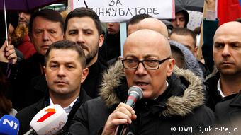 Serben aus Nord-Mitrovica protestieren gegen 100 % Zölle die Kosovo auf Serbische und Produkte aus Bosnien und Herzegowina eingeführt hat (DW/J. Djukic-Pejic)