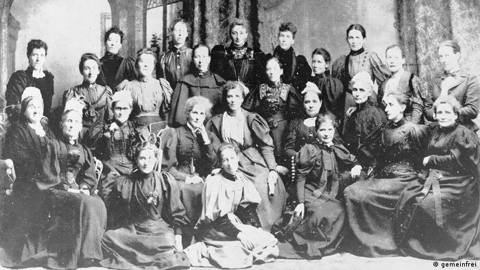 Dünyada kadınlara oy kullanma hakkının tanındığı ilk ülke 1893'te bir İngiltere kolonisi olan Yeni Zelanda oldu. 1896 yılına ait bu fotoğraf ilk kadın örgütlerinden Yeni Zelanda Ulusal Kadın Konseyi'ne ait. Fotoğrafta görülen kadınlar, dünyada siyasal haklar için mücadele eden ilk kadınlar arasında kabul ediliyor. Yeni Zelanda'da kadınların seçilme hakkı elde etmesi ise 1919'u buldu. 