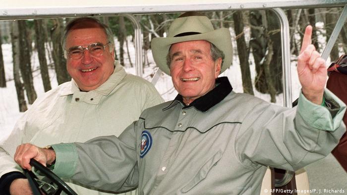 George H. W. Bush y Helmut Kohl (AFP/Getty Images/P. J. Richards)