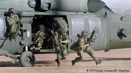 Momento de la invasión de tropas estadounidenses a Panamá en diciemnbre de 1989.